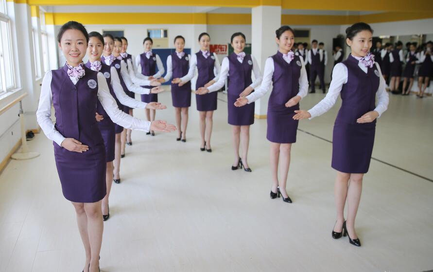 直播预告:短裙秀美腿!实拍“00后”女神备战空乘艺考