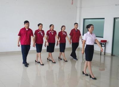 时尚礼仪之站姿,端正挺拔的站姿可以展现女人味