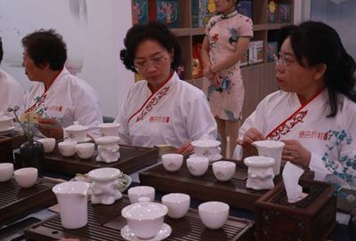 “闻香品茗·心静思远”环翠区妇联女企业家联谊活动走入泰山名饮