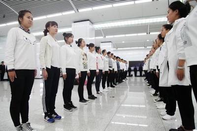 直击地铁站务人员服务礼仪培训--练站姿如同被点穴