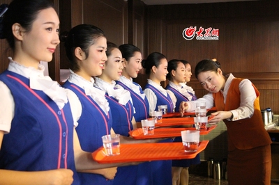 青荣城际铁路首批140名“高姐”正式亮相 高挑优雅展专业服务风采
