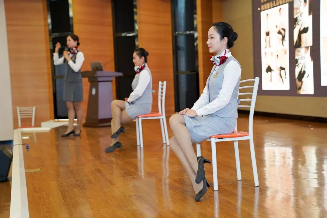向空姐学礼仪 柳州市工人医院服务礼仪培训班助力提升服务能力