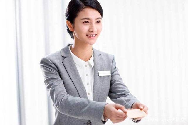 名片使用礼仪全解析 细节彰显专业与尊重